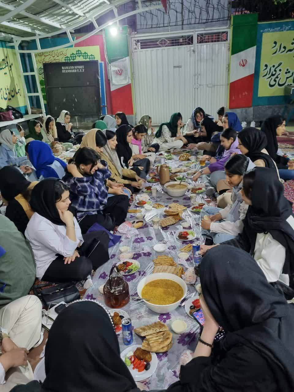 هر ساله مراسم افطاری در مدرسه
